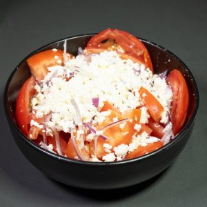 Salată de roșii, ceapă și telemea oaie